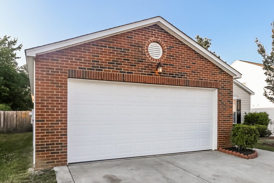 Building Photo - 11016 Thousand Oaks Dr