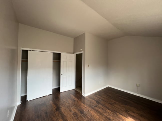 Building Photo - 559 Sherman Parkway