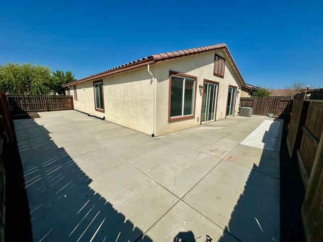 Building Photo - 2487 N Mountainside Dr