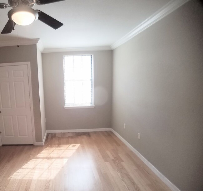 Building Photo - For Rent Beautiful 2/2 first floor condo w...