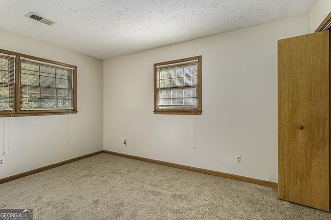 Building Photo - 1609 Riverside Trail NE