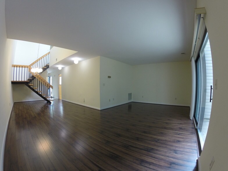 Building Photo - 23 Gloria Ct