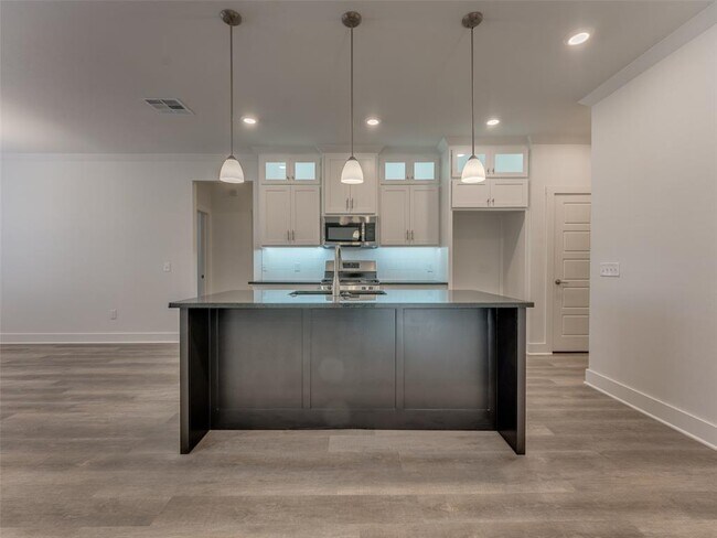 Building Photo - 1325 Monterey Dr