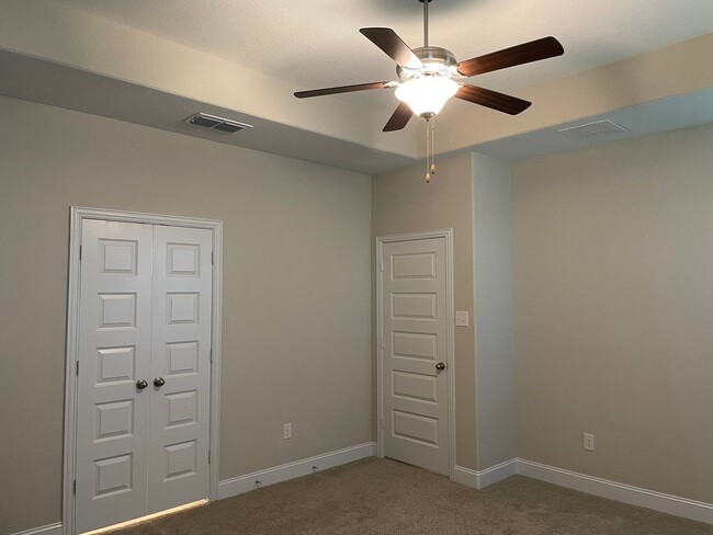 Building Photo - 4 Bedroom in Gruene Field / 1 Mile to Grue...