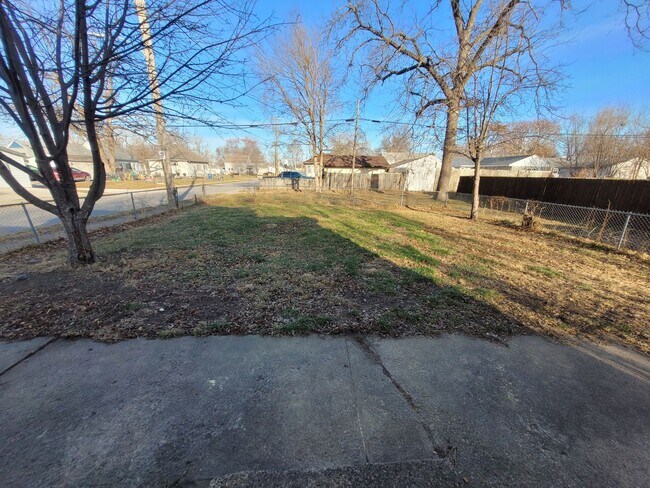 Building Photo - 2 Bedroom, 1 Bathroom home with front porch and fenced yard!