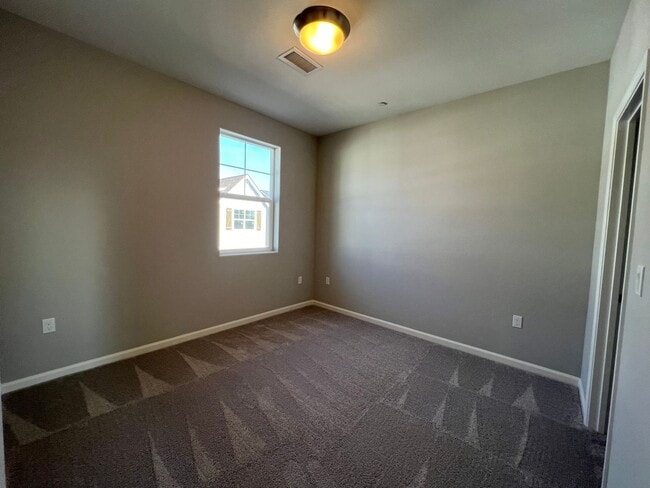 Building Photo - 4/2.5 GORGEOUS Townhome in Minden!