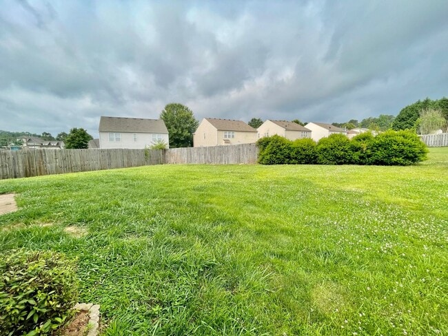 Building Photo - Beautiful 5 bedroom 3 bath  home is locate...