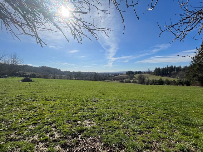 Building Photo - Spacious 3 bedroom, 2 Bath Farmhouse in NW...