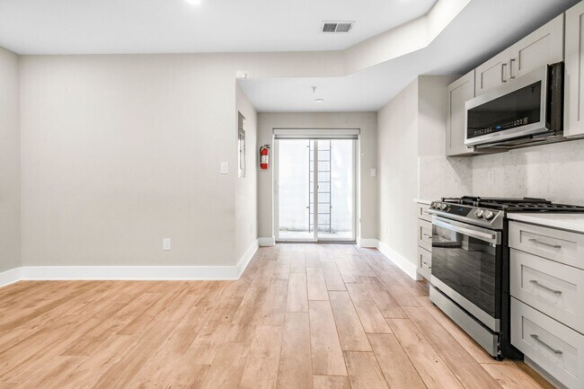 Building Photo - Lovely 1 BR/1.5 BA Condo in Columbia Heights!