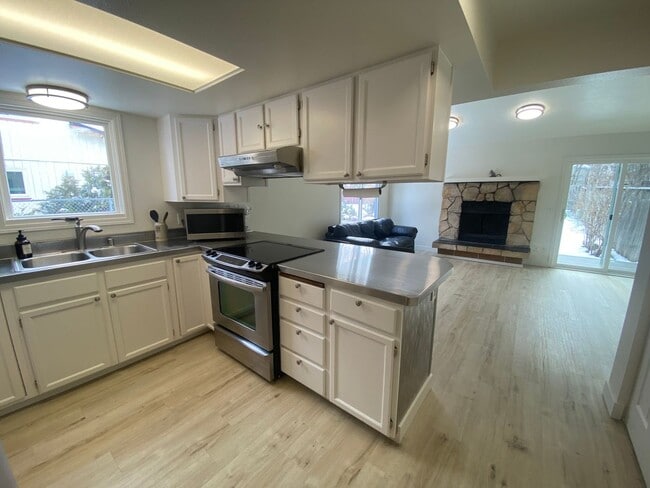 Building Photo - Well maintained 2 bed, 1.5 Bath Townhouse in West Anchorage!