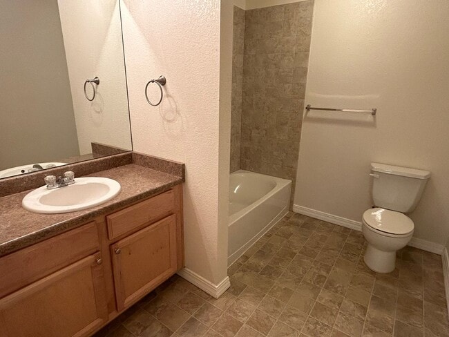 Building Photo - Modern Condo Living in the Heart of Fort C...