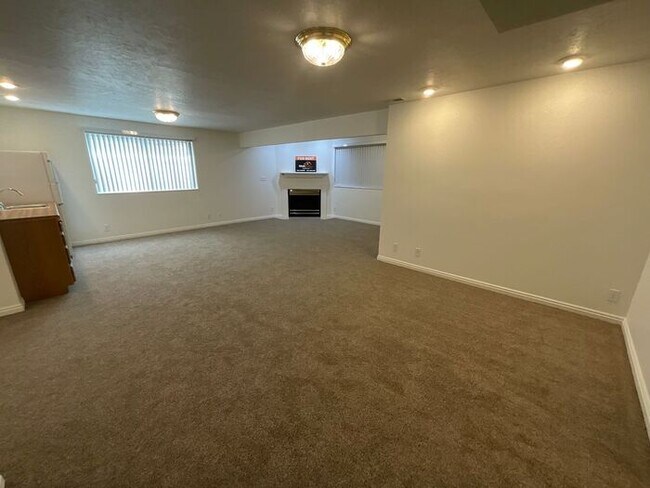 Building Photo - 4 bdrm 3 bth Home 2 Car Garage- HOA with Pool