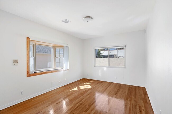 Building Photo - Spacious 4 BR 3 BA Home in Prime West L.A.