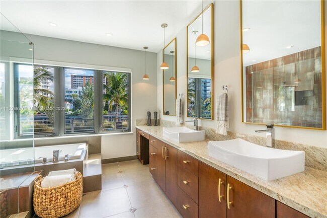 Building Photo - 2801 Flamingo Dr