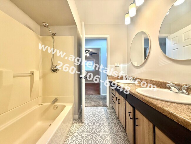 Building Photo - 3 Bedroom House