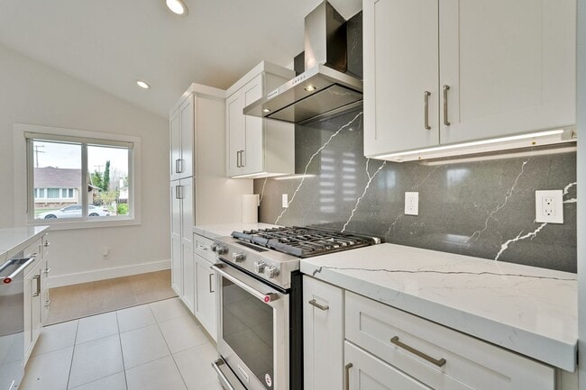 Building Photo - Gorgeous 4 Bed 3 Bath House on a Corner Lot!