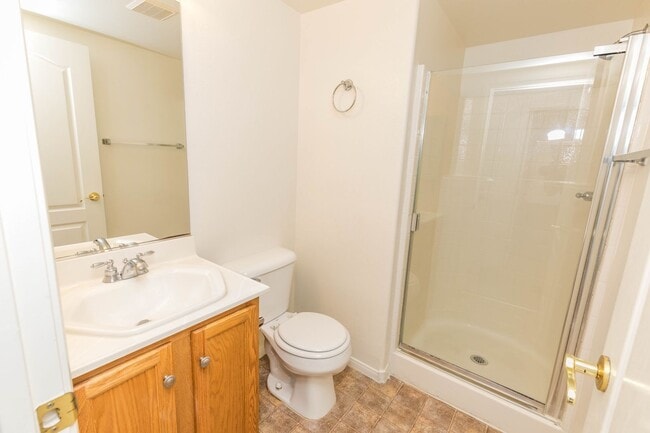 Building Photo - Available! 2 Bedroom Townhome inside Pacif...