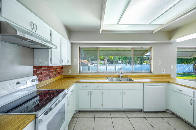 Building Photo - 605 Antilla Ave