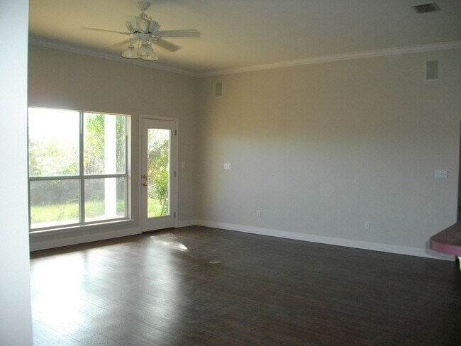 Building Photo - Kings Pointe Subdivision Just off E..Kings...