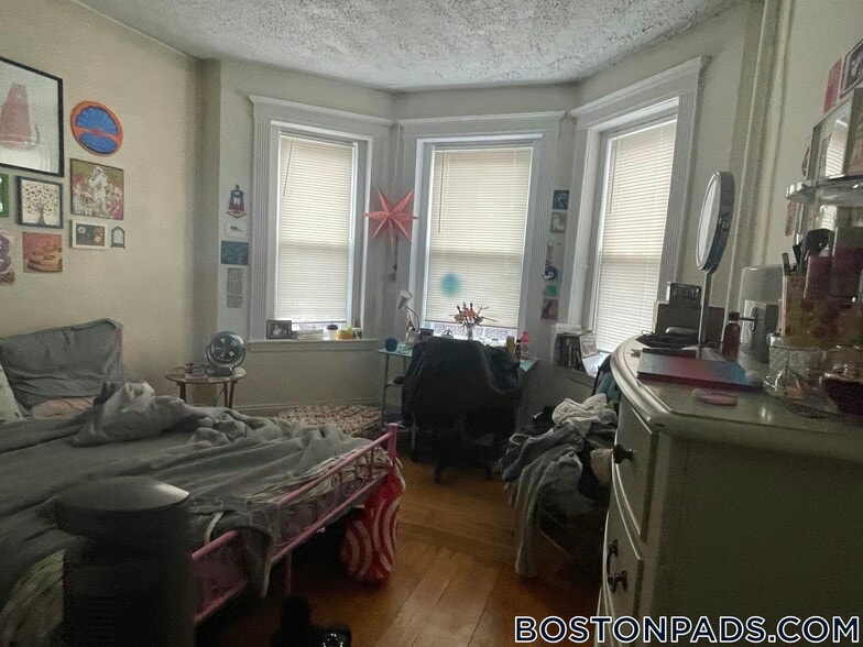 Building Photo - 463 Park Dr