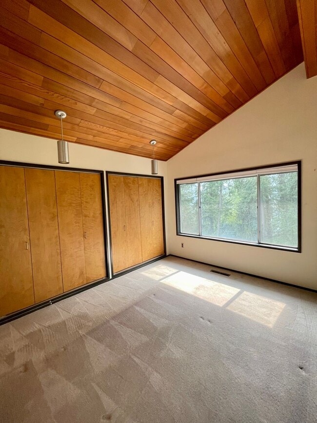 Building Photo - Country Living within one mile to town