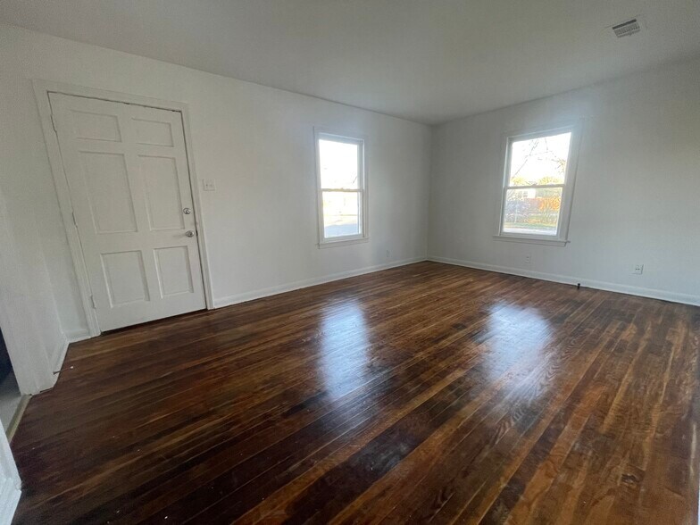 Living Room - 1701 Payne Ave