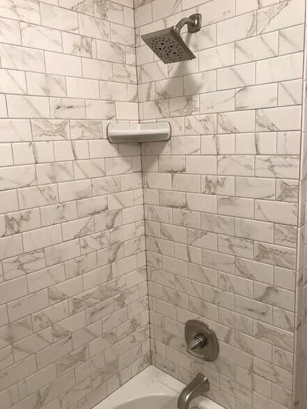 Building Photo - 194 Lake Dr