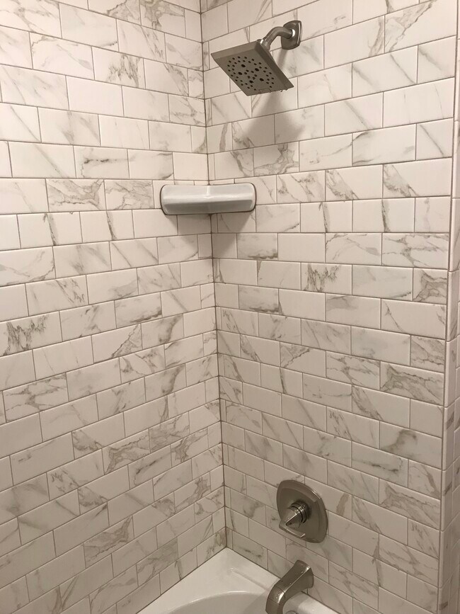 Building Photo - 194 Lake Dr