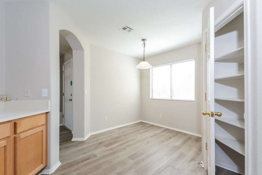 Building Photo - 10381 E Roywood Way