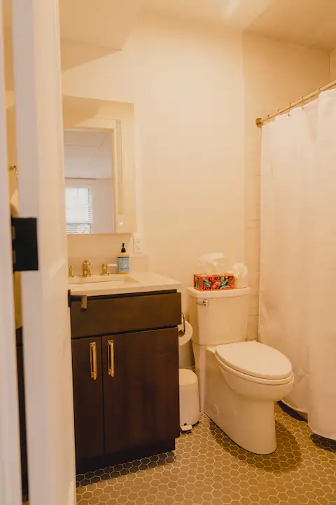 Full Bathroom 1 - 70 Crescent St