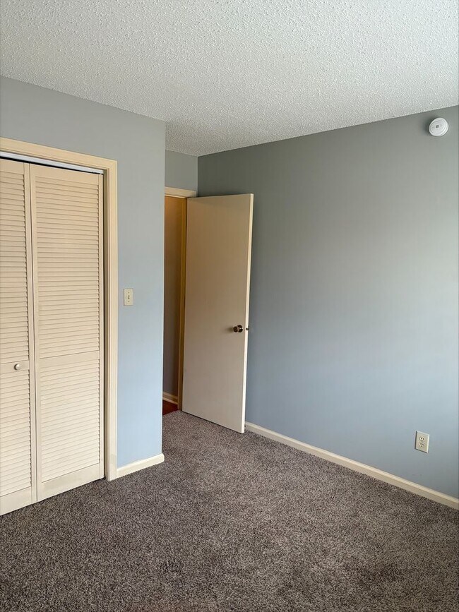 Building Photo - 2bed 2.5bath Condo Great Johnson City Location Close to ETSU