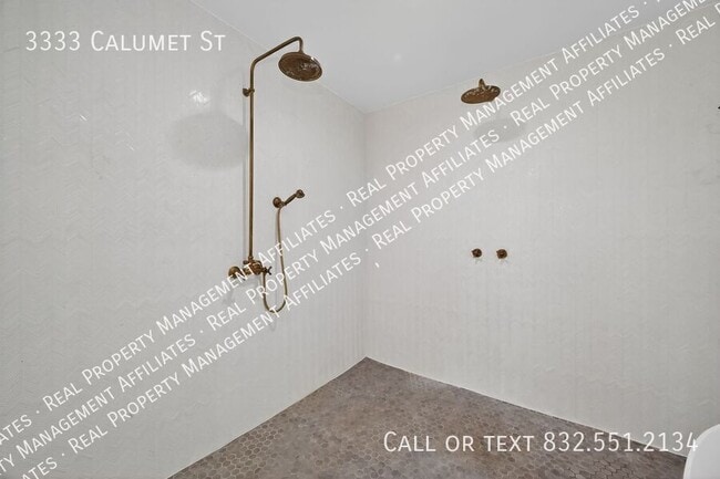 Building Photo - 3333 Calumet St