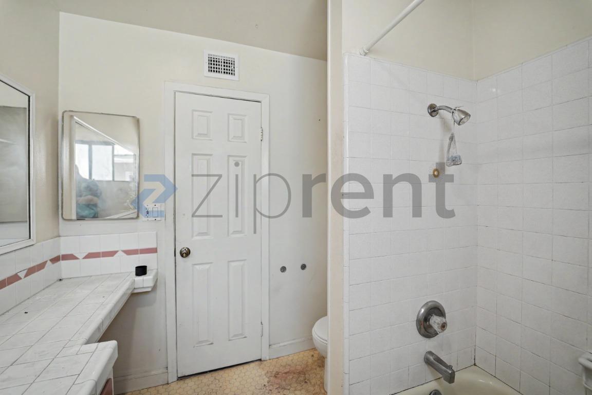 Building Photo - Unit