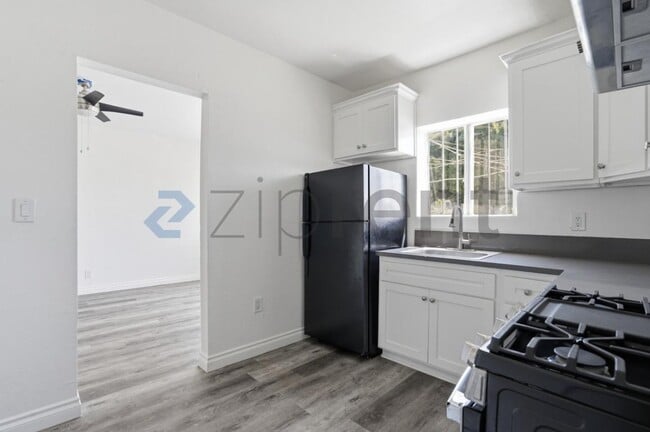 Building Photo - 1513 W 12th Pl