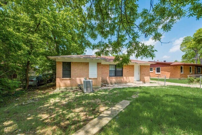 Building Photo - Charming Lease Opportunity in a Convenient Dallas Location!