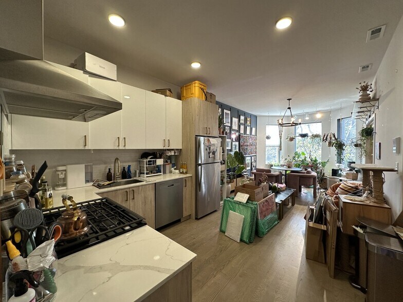 Building Photo - 843 N Mozart St