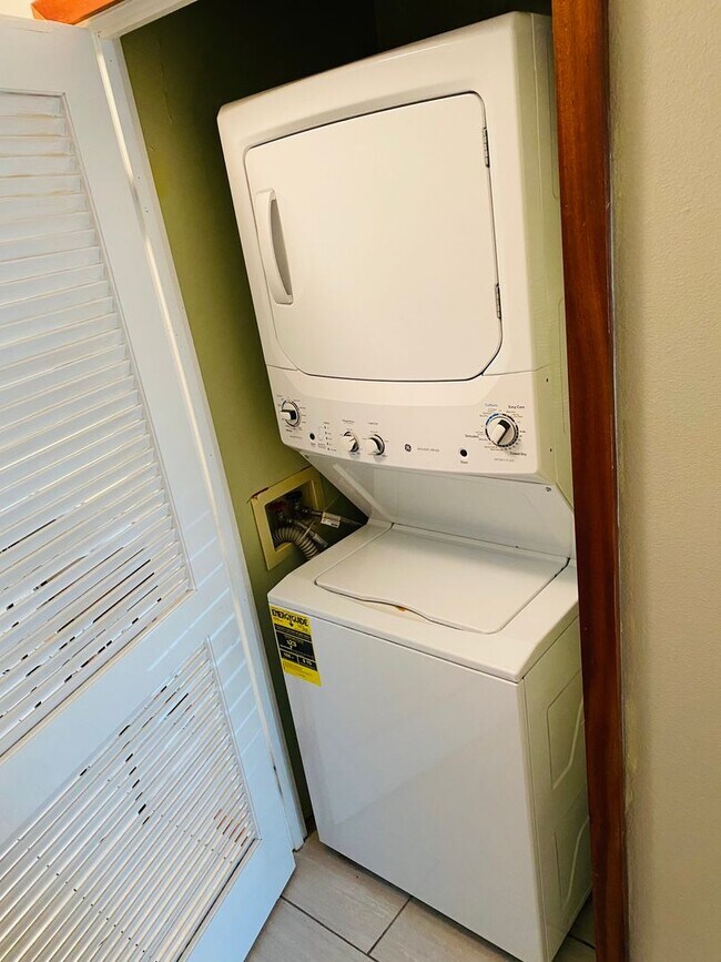 Building Photo - Fairway Terrace 2 bedroom, 2 bathroom bottom floor unit