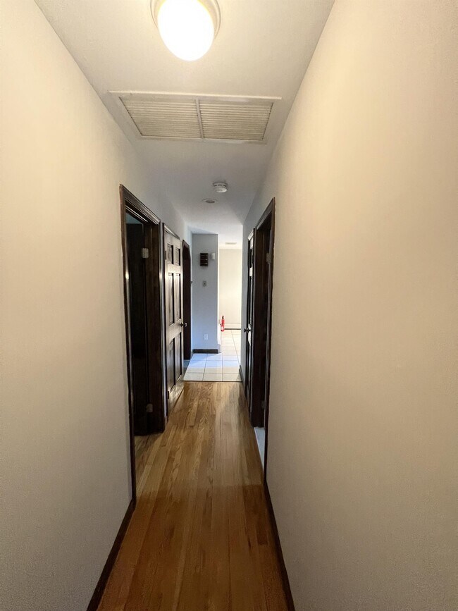 Building Photo - 1040 Daniels Farm Rd