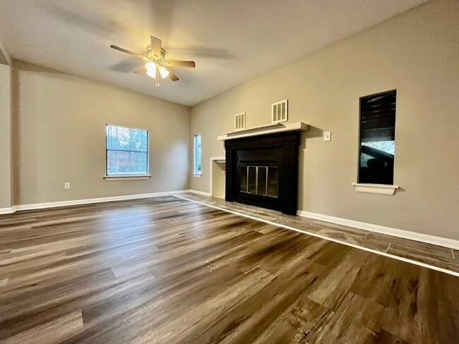 Building Photo - Beautiful 3 Bedroom 2 Bath Home