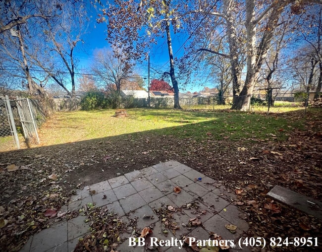 Building Photo - 6721 E 5th St