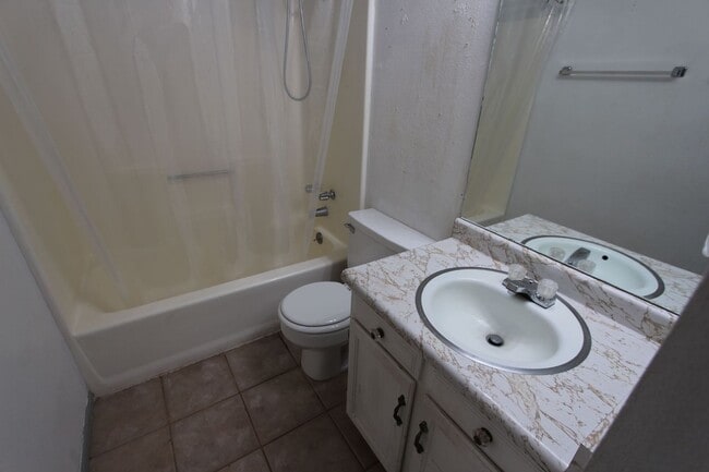 Building Photo - Eastside Country Club 3-Bed Townhome with Vaulted Ceilings