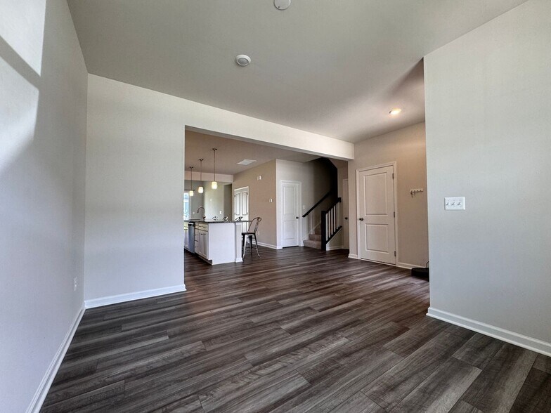 Building Photo - 3672 Isaac Cir