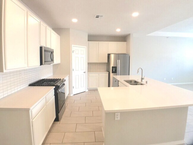 Building Photo - Los Lunas 3 bedroom! Tile Throughout! Refrigerated Air! Spacious living area