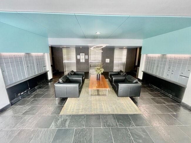 Building Photo - Modern 2-Bed, 2-Bath Downtown Condo with P...