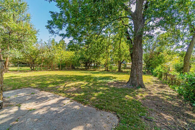 Building Photo - Three Bedroom Home in tree filled neighborhood! Lawn care included!