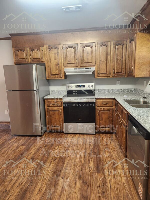 Building Photo - 413 Nelson Dr