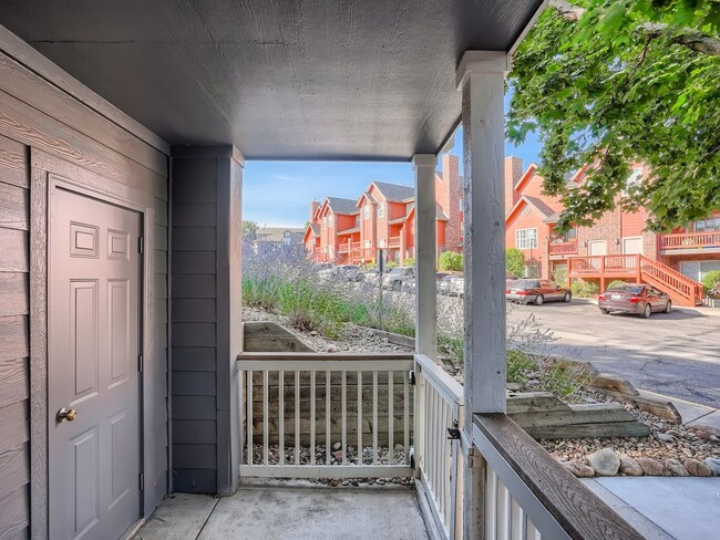 Building Photo - Stunning 2 Bedroom 2 Bathroom condo In Aurora with a garage!