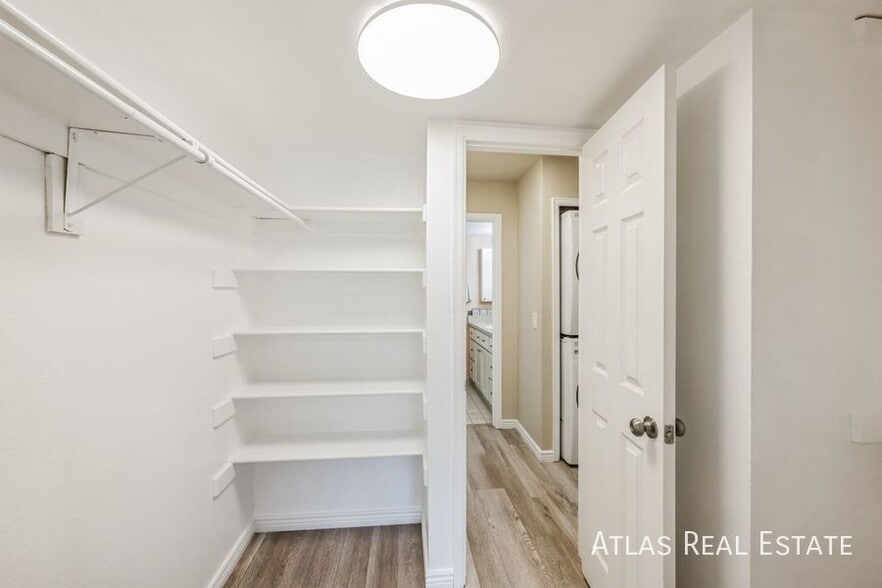 Building Photo - 467 S Memphis Way