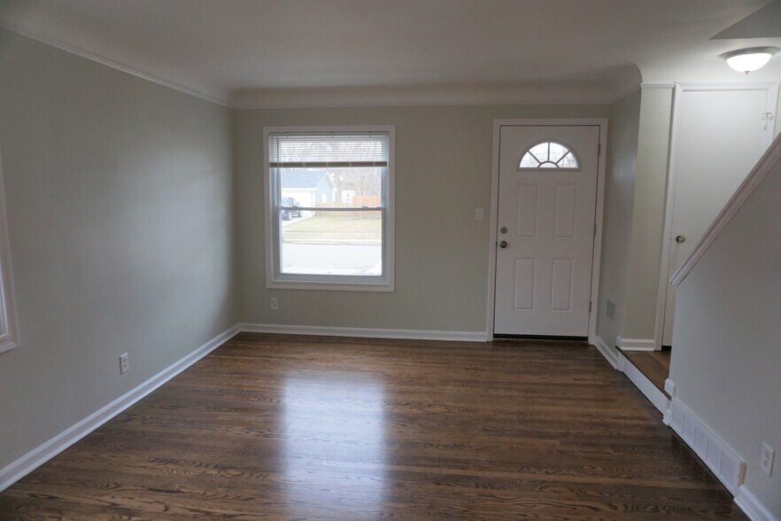Building Photo - 340 Parkview Dr