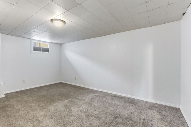 Building Photo - Charming 4 Bed, 2 Bath w/ Garage! *SPECIAL...